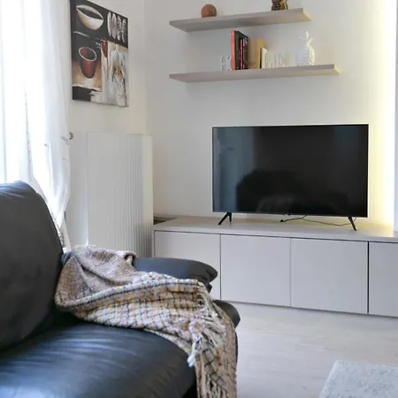 Huswell - Mimi's House - Family By The Apartment